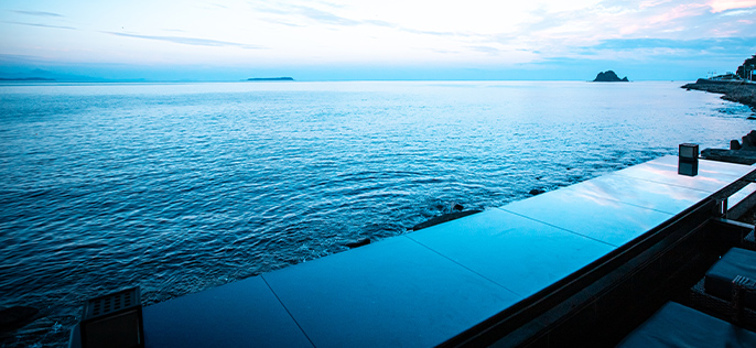 館内施設042Fレストラン&バー「日本一海に近い足湯バー」