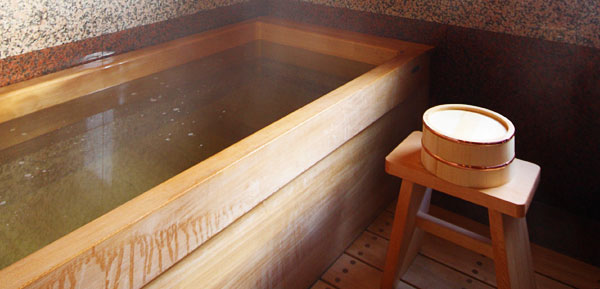 薫り漂う檜の内風呂