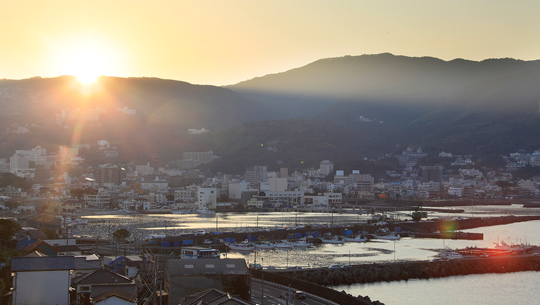 山に沈む夕日