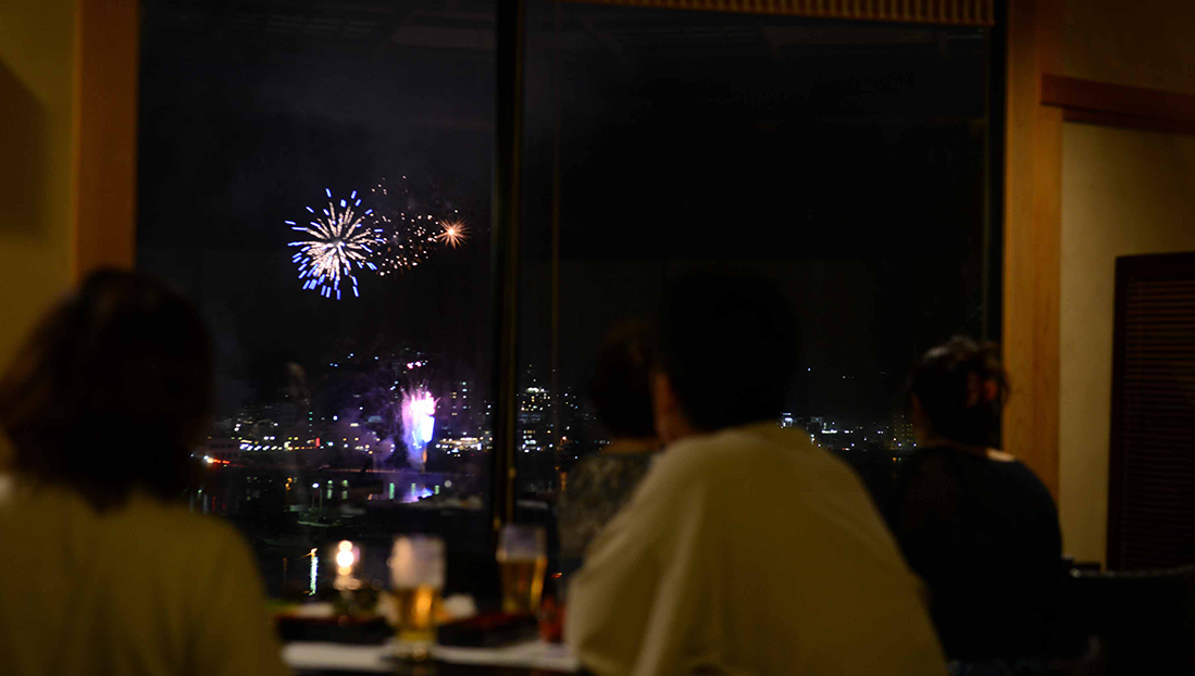 花火をご覧になりながら最高のディナータイムを