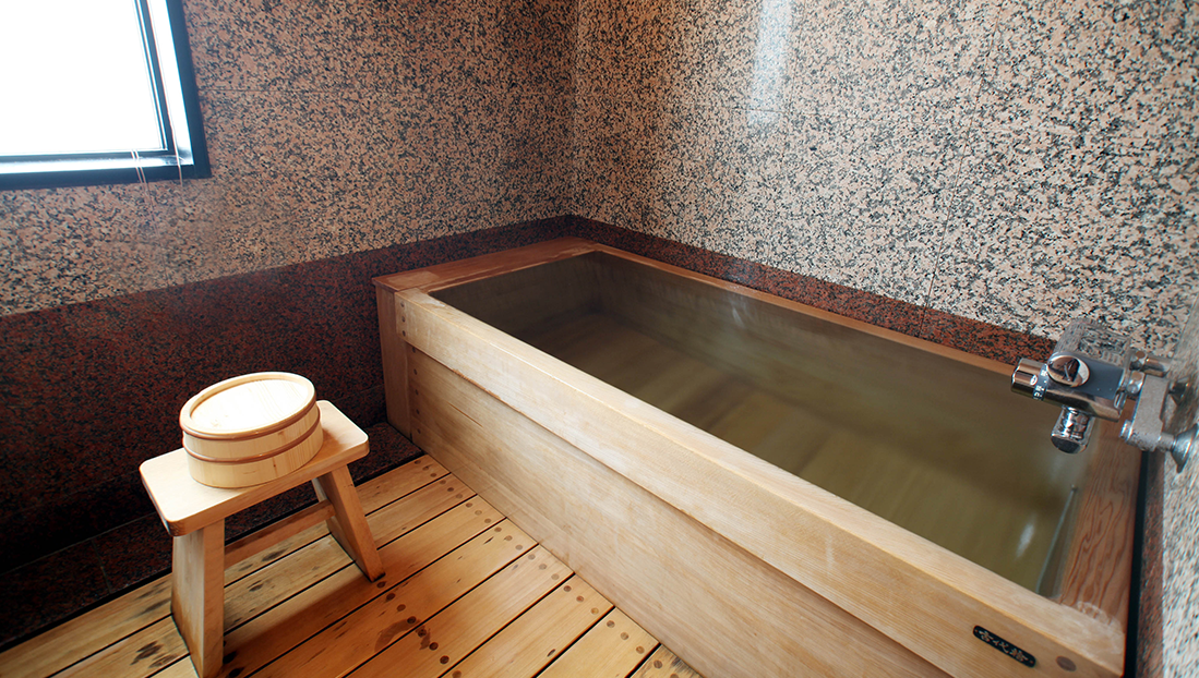 古代檜を贅沢に使用した内風呂