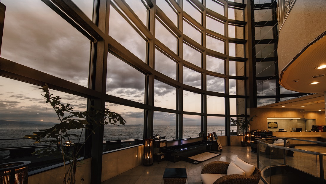 ロビーからも相模灘を一望出来ます